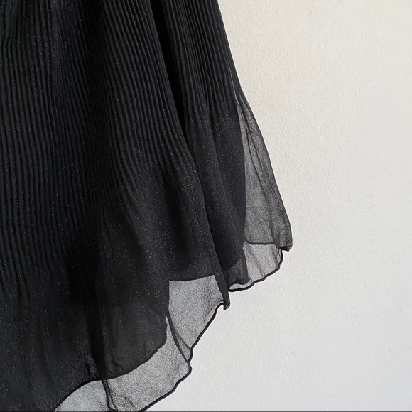 ❌ SOLD || H&M Pleated Shimmer Shorts - Picture 4 of 9